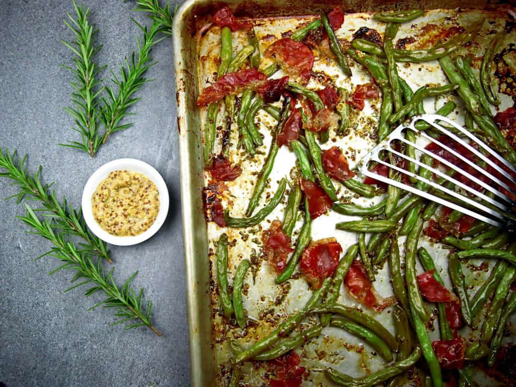 sheet pan of crispy green beans with prosciutto