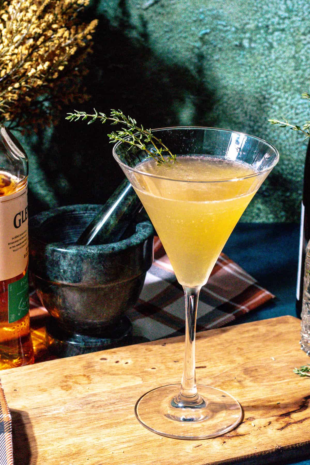 Highland rhenish in a martini glass on a wood surface.